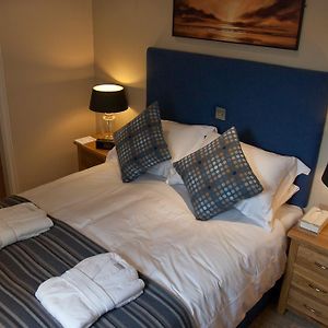 Kleines Zimmer mit Kingsize-Bett